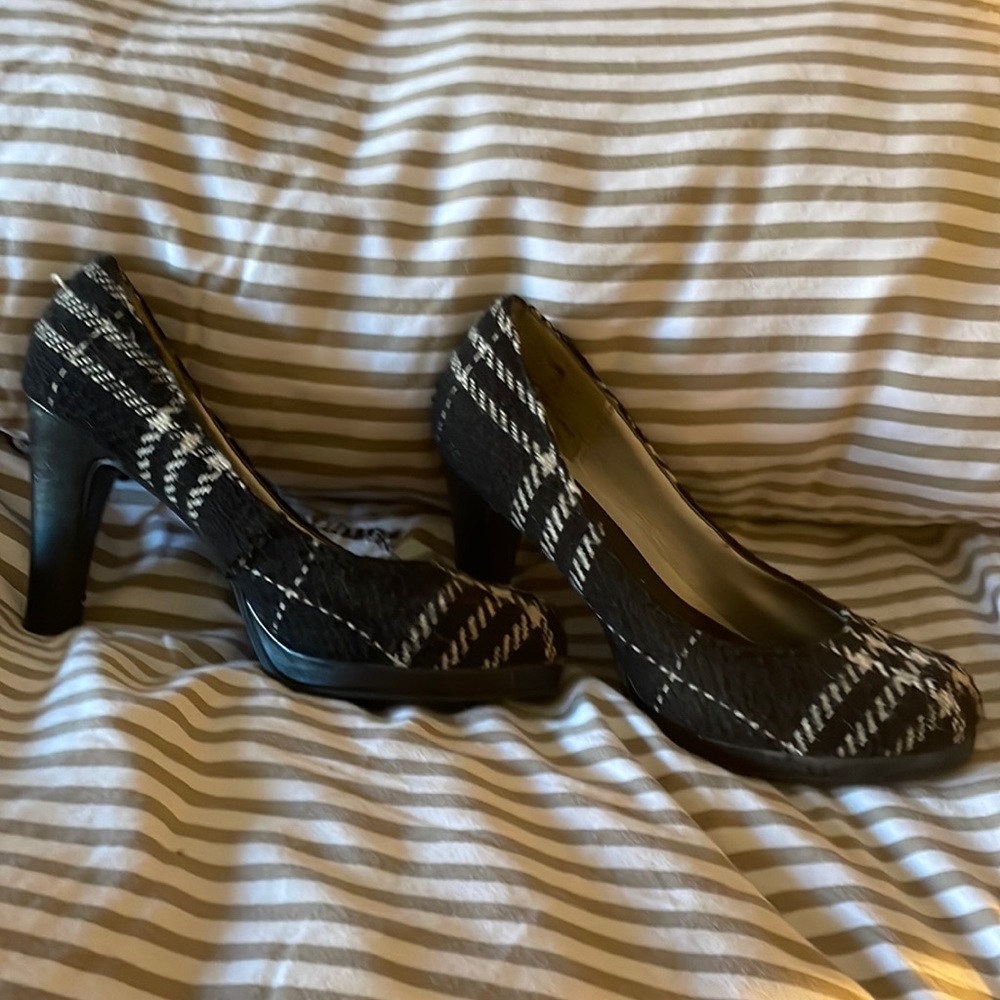 CANDIES PUMPS SIZE 9 heels 4 inches